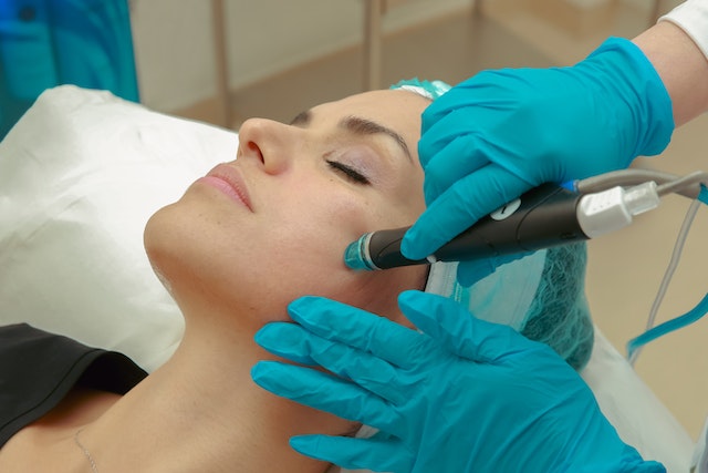 Perbedaan Microneedling dan Mikrodermabrasi